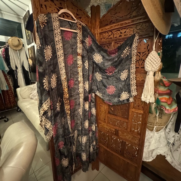 Elegant Charcoal Gray Kimono - Picture 3 of 3